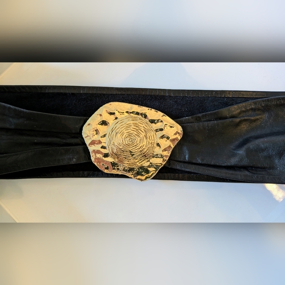 LEATHER SOFT WIDE BLACK BELT W/GOLD BUCKLE ORNATE VINTAGEMEASURES 31'' - Picture 8 of 8
